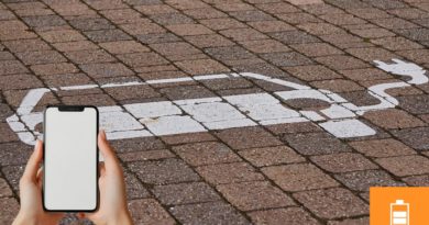 Batterie : Pourquoi ton smartphone parle en mAh… et ta voiture électrique en kWh ?