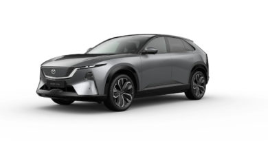 Mazda CX-6e : 26 pouces d’écran, 484 km d’autonomie et une sacrée claque pour les SUV électriques